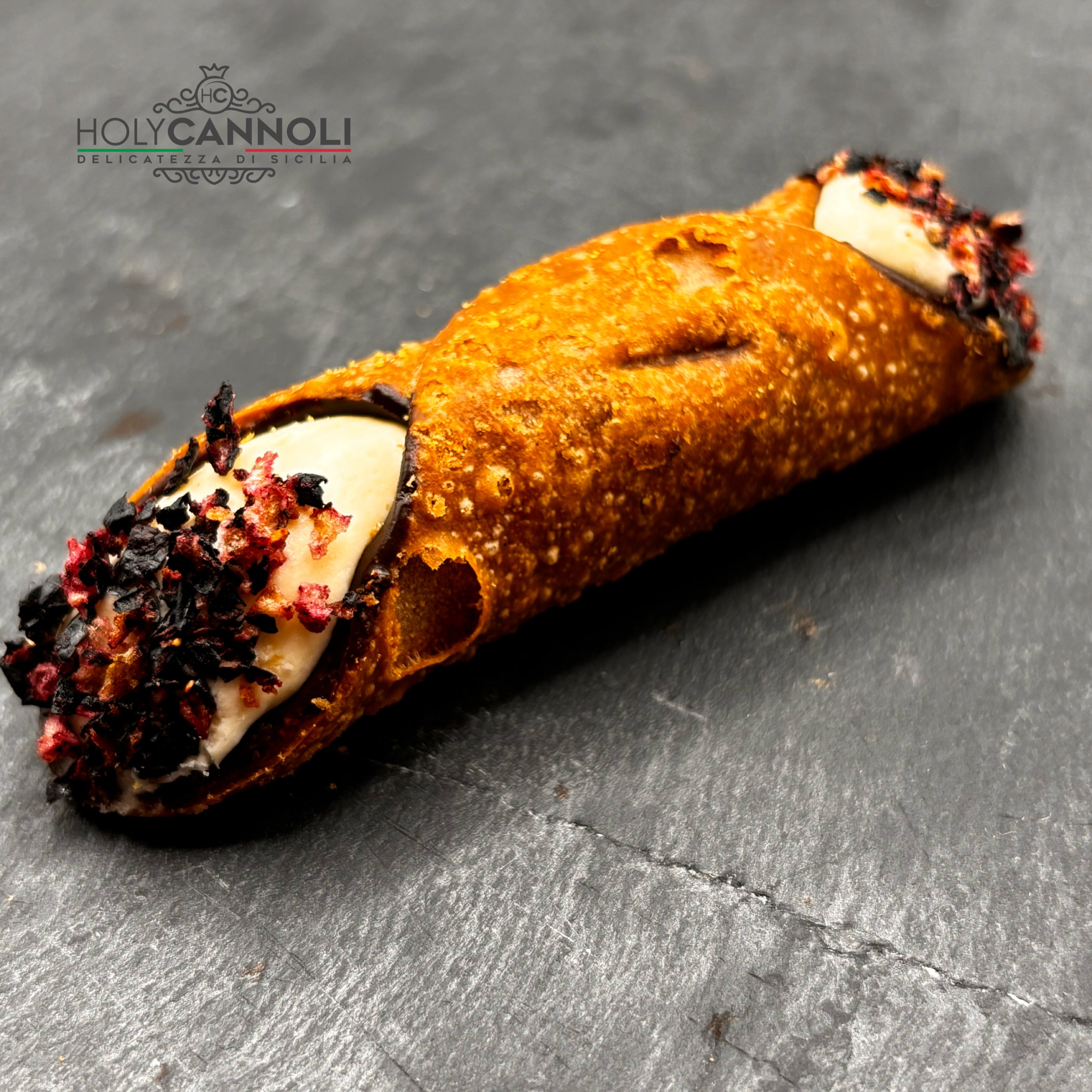 Heerlijke Cannoli Limone - Citroen van Holy Cannoli, ambachtelijk gevuld met romige citroenvulling, perfect voor bij een kopje koffie.