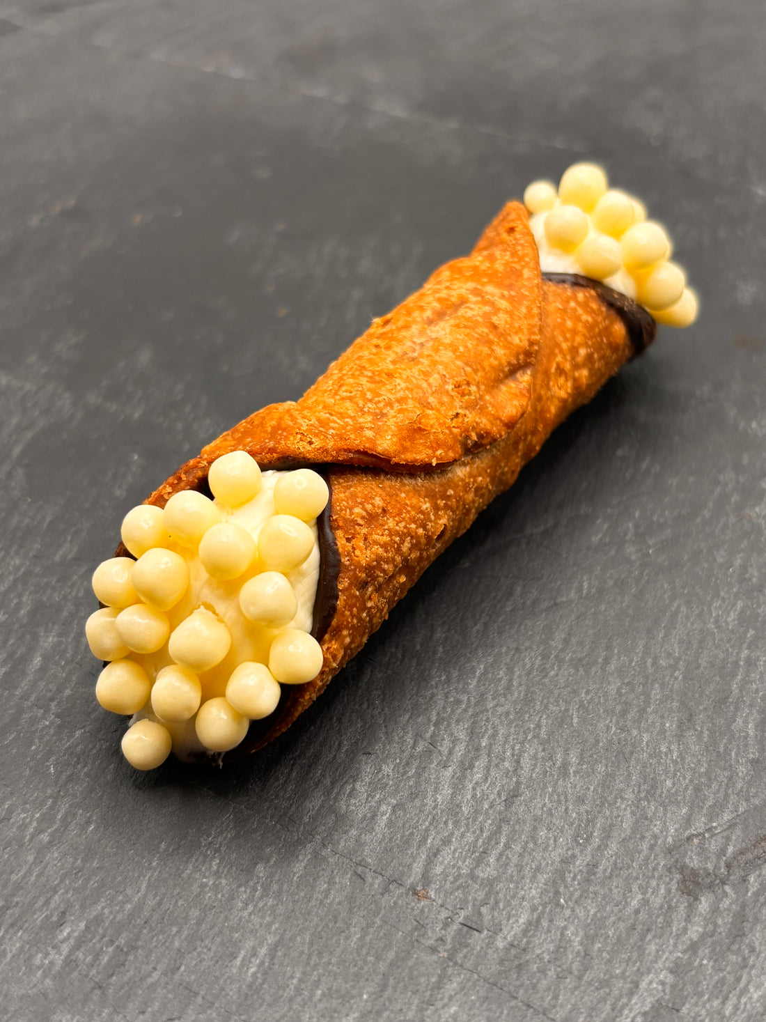 Cannoli Cioccolato bianco - Witte chocolade van Holy Cannoli, ambachtelijk gevuld met romige witte chocolade, ideaal bij koffie.