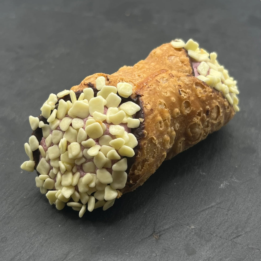 Overheerlijke Cannoli Mirtillo - Bosbes, ambachtelijk gevuld met romige bosbes-vulling, ideaal voor bij een kopje koffie. Proef Italië met dit traditionele Siciliaanse gebakje!